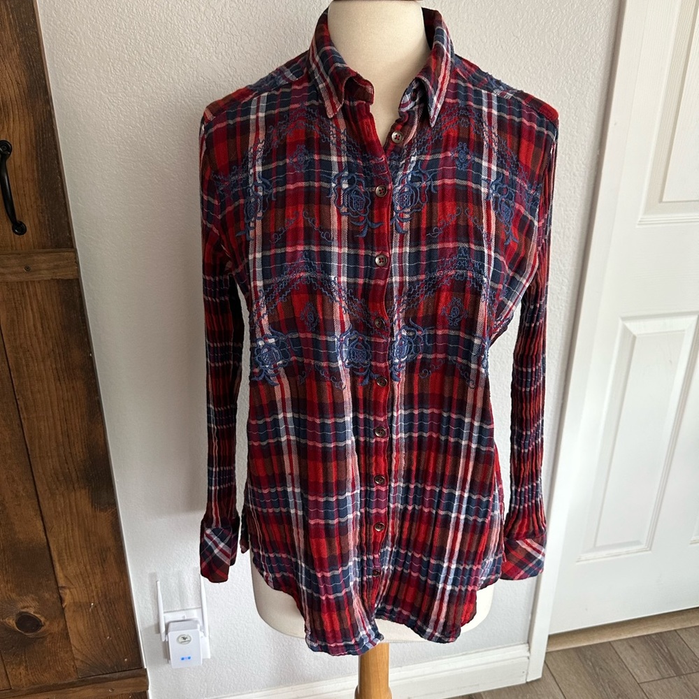 Vintage Free People button down embroidered collared flannel shirt. Size Small